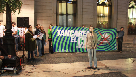 La plataforma ve el cierre temporal del CIE como una oportunidad para redoblar la presión y que no vuelva a abrir las puertas. / MARC FONT