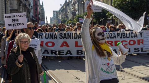 Centenares de participantes de La Marea Blanca en Sevilla, contra de los recortes y en defensa de la sanidad pública.- EFE/Julio Muñoz Centenares de participantes de La Marea Blanca en Sevilla, contra de los recortes y en defensa de la sanidad pública.- EFE/Julio Muñoz