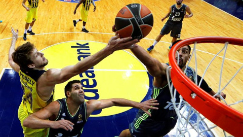 Reyes y Ayón luchan por el balón con Vesely. EFE/Tolga Bozoglu Reyes y Ayón luchan por el balón con Vesely. EFE/Tolga Bozoglu