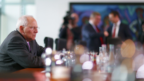 El ministro de Finanzas alemán, Wolfgang Schaeuble, espera que comience la reunión semanal del Gobierno de Merkel, en Berlín. REUTERS/Hannibal Hanschke El ministro de Finanzas alemán, Wolfgang Schaeuble, espera que comience la reunión semanal del Gobierno de Merkel, en Berlín. REUTERS/Hannibal Hanschke