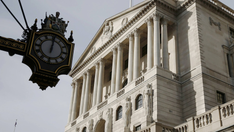 Un reloj marca el mediodía delante de la sede del Banco de Inglaterra, en la City de Londres. REUTERS/Peter Nicholls Un reloj marca el mediodía delante de la sede del Banco de Inglaterra, en la City de Londres. REUTERS/Peter Nicholls