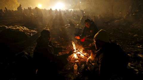 Varios refugiados esperan para cruzar la frontera de Eslovenia y Austria en Sentilj, Eslovenia.- REUTERS / Srdjan Zivulovic