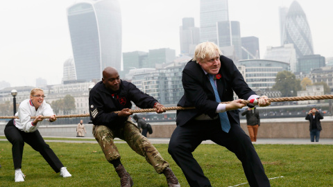 El alcalde de Londres, Boris Johnson, participa en un tira y afloja con los miembros de las fuerzas armadas para lanzar el Poppy Day de Londres, frente al ayuntamiento. Se trata de una recogida de fondos para miembros de las Fuerzas Armadas