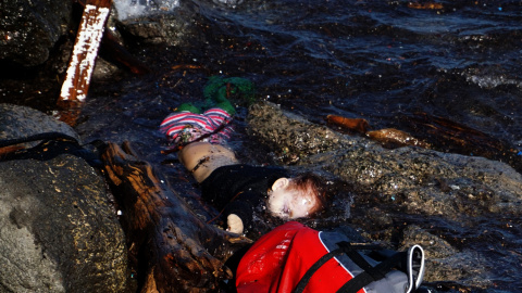 Una imagen tomada en 30 de octubre 2015 muestra el cuerpo de un niño en la orilla de la isla griega de Lesbos después del naufragio de la embarcación en la que viajaba con 200 refugiados.- AFP