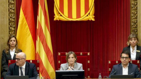La presidenta del Parlament, Carmen Forcadell, junto a los vicepresidentes Lluis   Corominas (i) y José Maria Espejo-Saavedra (d). /EFE