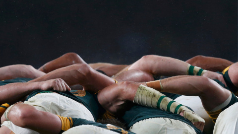 Jugadores la selección de Sudáfrica, en piña, durante la semifinal de la Copa del Mundo de Rugby contra Nueva Zelanda, en Londres, Inglaterra.- REUTERS / Russell Cheyne TPX IMÁGENES DEL DÍA