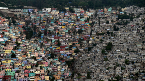 Los barrios de Jalousie (izq), Philippeaux (centro) y Desermites (der) en la comuna de Petion Ville, Puerto Príncipe, Haití.- AFP PHOTO / HECTOR RETAMAL