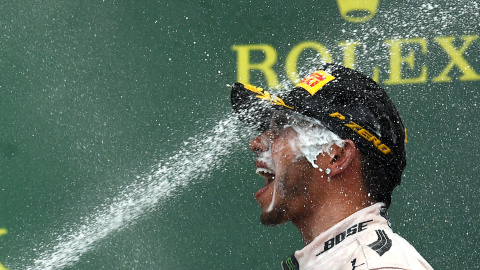 El piloto británico de Mercedes, Louis Hamilton, celebra su victoria en el gran premio del circuito de Las Américas, en Austin, EEUU, donde ganó su tercer título mundial de Fórmula1.- AFP PHOTO / JEWEL SAMAD