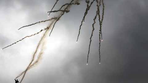 Un "Solo turco", un espectáculo de vuelo del equipo acrobático de la Fuerza Aérea de Turquía, se realiza durante una ceremonia para conmemorar el 92º aniversario del Día de la República sobre el Centro Cultural Ataturk en Ankara. AFP PHOTO 