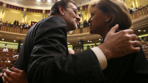 Mariano Rajoy saluda a Maria Dolores de Cospedal, durante el debate de investidura en el Congreso de los Diputados. REUTERS Mariano Rajoy saluda a Maria Dolores de Cospedal, durante el debate de investidura en el Congreso de los Diputados. REUTERS