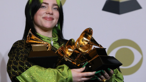 26.01.2020 Billie Eilish posa detrás del escenario con sus premios para incluir la canción del año por "Bad Guy", mejor artista nuevo y álbum del año por "When We All Fall Asleep, Where Do We Go?". REUTERS / Monica Almeida