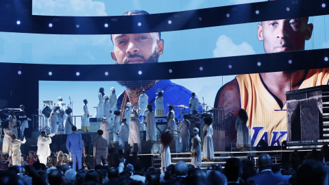 26.01.2020 - Se proyectan imágenes de Nipsey Hussle y Kobe Bryant durante un homenaje. REUTERS / Mario Anzuoni