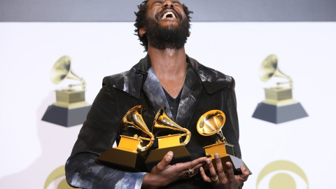 26.01.2020 Gary Clark Jr. posa detrás del escenario con sus premios para incluir la Mejor Actuación de Rock por "This Land". REUTERS / Monica Almeida