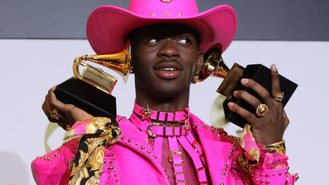 26.01.2020 / Lil Nas X posa detrás del escenario con sus premios al Mejor Video Musical y Mejor Dúo Pop / Actuación Grupal por "Old Town Road", REUTERS / Monica Almeida