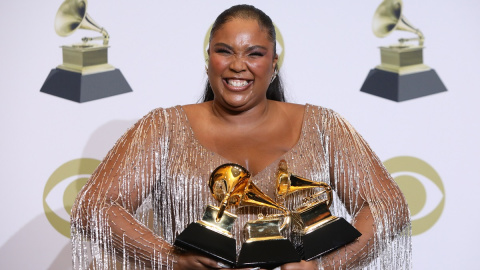26.01.2020 - Lizzo posa en el backstage con su premio a Mejor interpretación pop solista por "Truth Hurts", Mejor álbum urbano contemporáneo por "Cuz I Love You (Deluxe)" y Mejor interpretación tradicional de R&B por "Jerome" REUTERS / Moni