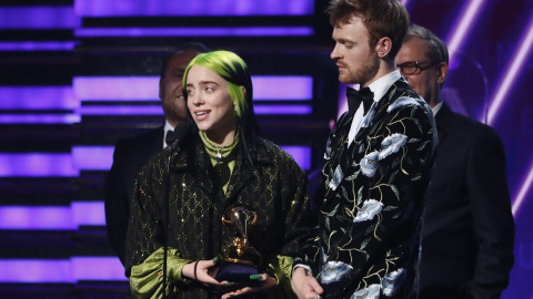 26.01.2020 - Billie Eilish y Finneas O'Connor aceptan el premio al Álbum del Año por "When We All Fall Asleep, Where Do We Go?" REUTERS / Mario Anzuoni