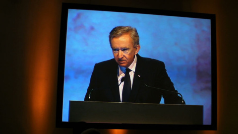 El magnate Bernard Arnault, a través de un plasma