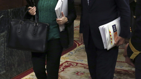 La vicepresidenta Soraya Sáenz de Santamaría conversa con el portavoz de CiU en el Congreso, Josep Antoni Duran Lleida, antes del inicio de la sesión de tarde del vigésimo quinto debate del estado de la nación. EFE/Ballesteros