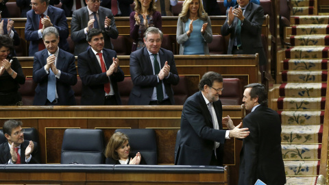 El presidente del Gobierno Mariano Rajoy felicita al portavoz del PP Rafael Hernando, al término de su intervención en la segunda jornada del debate del estado de la nación. EFE/CHEMA MOYA