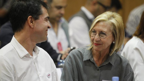 El líder de UPYD, Andrés Herzog (i), conversa con la portavoz de la formación en el Congreso, Rosa Díez, durante el Consejo Político del partido celebrado hoy en un céntrico hotel de la capital. EFE/Víctor Lerena El líder de UPYD, Andrés Herzog (i), conversa con la portavoz de la formación en el Congreso, Rosa Díez, durante el Consejo Político del partido celebrado hoy en un céntrico hotel de la capital. EFE/Víctor Lerena