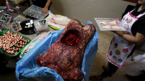 Crean un torso sangriento de gominola en la ciudad de México. REUTERS/Carlos Jasso