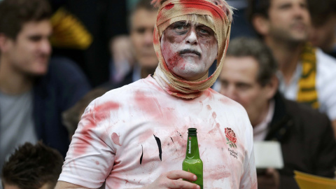 Un fan de Inglaterra disfrazado bebe cerveza mientras espera a que empiece la Copa Mundial de Rugby entre Nueva Zelanda y Australia, en Londres, Reino Unido. REUTERS/Henry Browne