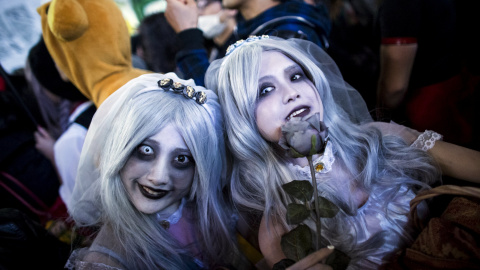 Dos chicas pasean por las calles del districto de Shibuya, disfrazadas para Halloween, en Tokio. REUTERS/Thomas Peter