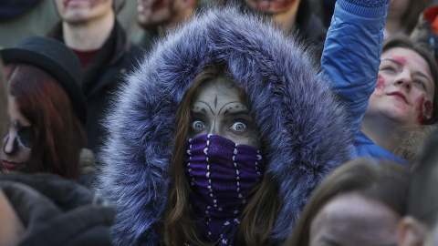 Ucranianos vestidos de zombies pasean por las calles en una marcha llamada "Apocalipsis zombie" en Kiev, Ucrania. EFE/EPA/SERGEY DOLZHENKO