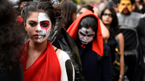 Estudiantes de india se visten para un show de halloween en Bangladore, India. AFP / Manjunath KIRAN