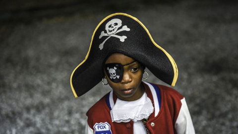 Un niño vestido de pirada participa en una fiesta de Halloween en el campo militar estadounidense de Bondsteel, cerca de Ferizaj. AFP /ARMEND NIMANI