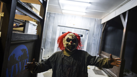 Un soldado americamo se disfraza para la fiesta de halloween en la base militar americana de Bondsteel, cerca de Ferizaj, Serbia. AFP /ARMEND NIMANI