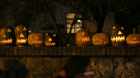 Un muro decorado con calabazas iluminadas en una calle de Albania./ AFP PHOTO / GENT SHKULLAKU