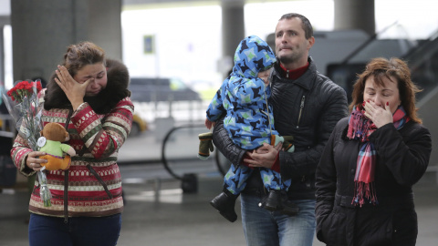 Familiares acuden a un acto conmemorativo improvisado para las víctimas del avión ruso que se estrelló en Egipto, en las afueras del aeropuerto de Pulkovo, en San Petersburgo, Rusia./REUTERS