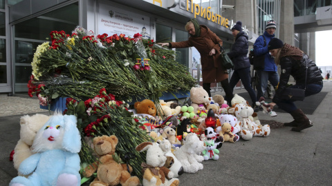 Familiares acuden a un acto conmemorativo improvisado para las víctimas del avión ruso que se estrelló en Egipto, en las afueras del aeropuerto de Pulkovo, en San Petersburgo, Rusia./REUTERS