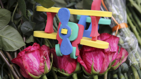 Un avión de juguete y flores que han dejado familiares de las víctimas en un monumento improvisado por la tragedia, en las afueras del aeropuerto de Pulkovo en San Petersburgo, Rusia 01 de noviembre 2015./ REUTERS