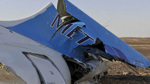 Las primeras imágenes de los restos del avión siniestrado en medio del desierto muestran la dureza del impacto. /