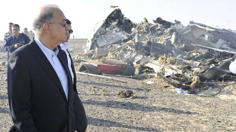 El primer ministro de Egipto,  Sherif Ismail, observa los restos del Airbus ruso caído en el desierto del Sinaí. / REUTERS