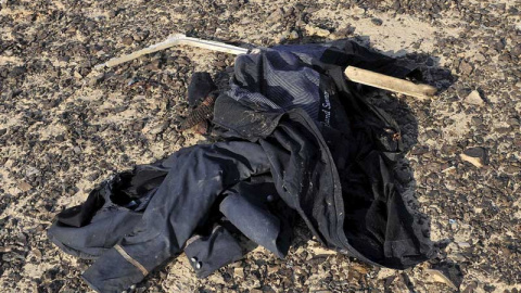 Una metáfora de la desolación: una chaqueta abandonada en medio del desierto. / REUTERS