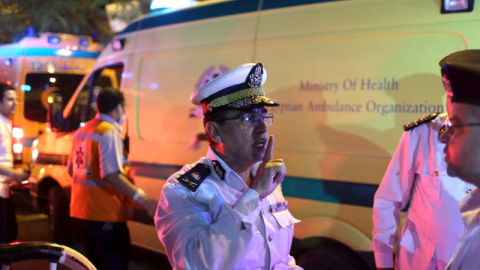 El traslado de los cadáveres. La Policá egipcia abre el camino de las ambulancias que trasladaban los cuerpos a la morgue de El Cairo. /  REUTERS (Asmaa Waguih)