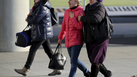 Familiares llegan al aeropuerto de Pulkovo en San Petersburgo, Rusia, 31 de octubre de 2015. REUTERS / Peter Kovalev