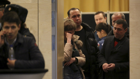 Familiares de las víctimas del avión ruso siniestrado en Egipto esperan noticias en un hotel cercano a Pulkovo, en Rusia. /REUTERS