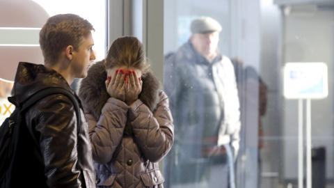 Familiares de las víctimas del avión ruso siniestrado en Egipto esperan noticias en un hotel cercano a Pulkovo, en Rusia. /REUTERS