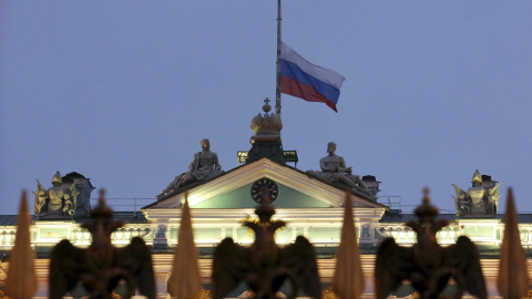 La bandera nacional rusa ondea a media asta en el tejado del Museo Estatal del Hermitage en San Petersburgo , Rusia 01 de noviembre 2015./ REUTERS