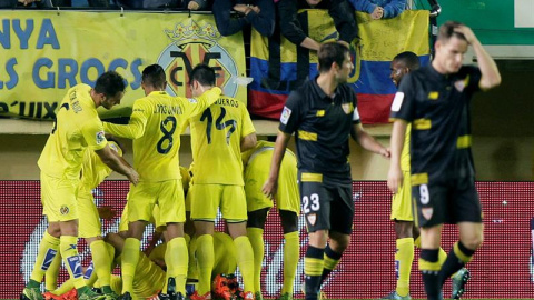 Los jugadores del Villarreal celebran uno de los goles al Sevilla. EFE/Domenech Castelló Los jugadores del Villarreal celebran uno de los goles al Sevilla. EFE/Domenech Castelló