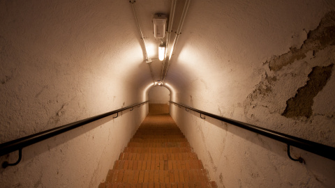 El búnker está construido a 15 metros bajo tierra y cubierto por varias toneladas de hormigón que le permiten resistir bombas de hasta 100 kilos.-  CHRISTIAN GONZÁLEZ