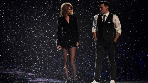 Sheeran se llevó los galardones a mejor artista y mejor álbum por delante del intérprete de pop-soul Sam Smith, que optaba a repetir su reciente éxito en los Grammy. REUTERS/Toby Melville