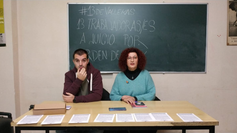 Elena Ortega junto a otro de los vecinos de Vallecas encausados.- LA 13 Elena Ortega junto a otro de los vecinos de Vallecas encausados.- LA 13