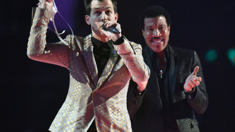 Mark Ronson, productor de Amy Winehouse, ahora con su nuevo proyecto, celebra uno de los premios  REUTERS/Toby Melville