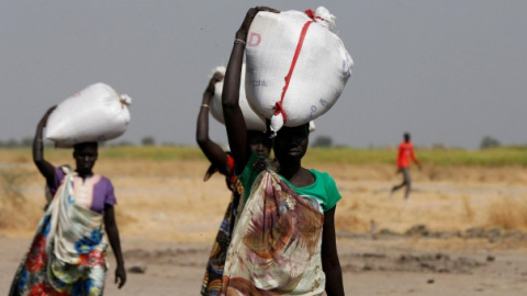 Varias mujeres llevan sacos de alimentos en el pueblo Nimini, en el estado de Unity, al norte de Sudán del Sur.- REUTERS / Siegfried Modola Varias mujeres llevan sacos de alimentos en el pueblo Nimini, en el estado de Unity, al norte de Sudán del Sur.- REUTERS / Siegfried Modola