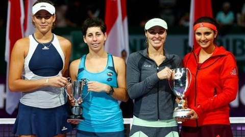 Muguruza y Suárez posan como subcampeonas del Masters femenino de dobles junto a Hingins y Mirza. Muguruza y Suárez posan como subcampeonas del Masters femenino de dobles junto a Hingins y Mirza.